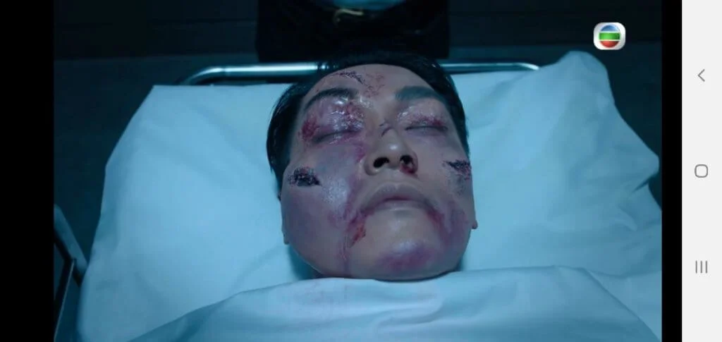 這個妝容令人不寒而慄，King說化妝師花了兩、三小時化妝。