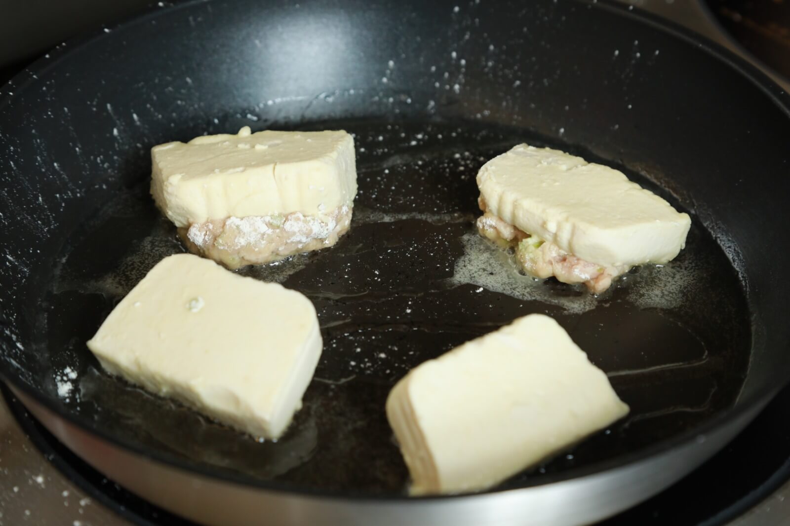 先煎豬肉部分，煎至金黃後再反轉煎另一面。