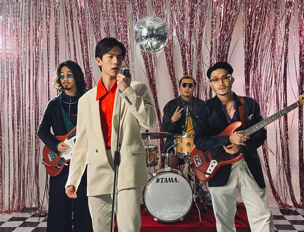 張明偉的樂隊Charming Way主力唱英文歌,很多人也建議他們改唱中文歌,令更多人認識,但他覺得自己做音樂不是為了知名度,而是想將自己所想表達出來。