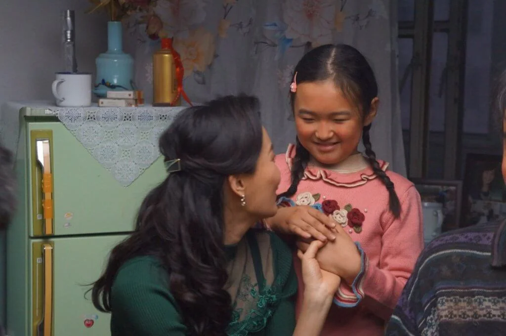 法拉與飾演繼女的查蘇娜合作幾天便熟落了