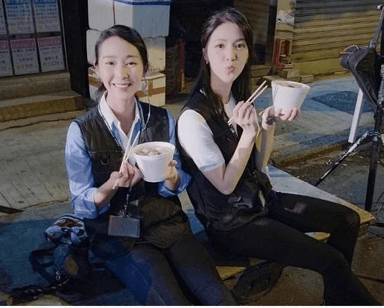 吳嘉儀在劇集《迷網》飾演女警，與陳曉華有不少對手戲。