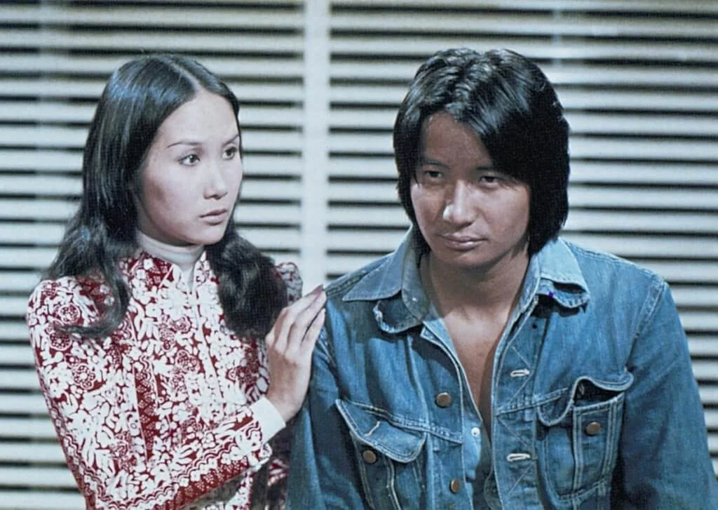 無綫劇集《心有千千結》是石修與李琳琳主演的劇集,除了劇集受歡迎,石修與鍾玲玲合唱的同名主題曲亦大熱,當年仍是小鮮肉的他,已非常前衞,一身牛仔衫褲打扮,開着電單車飛馳。