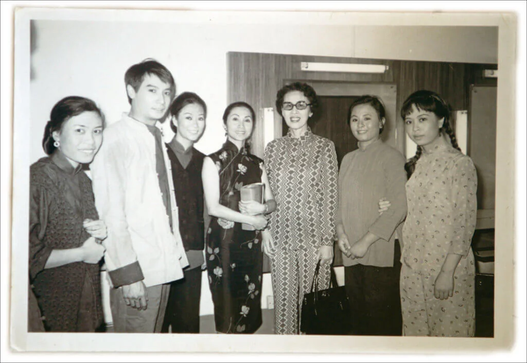 石修在七三年公演的舞台劇《七十二家房客》飾演發仔一角，此劇是他首次參演舞台劇，由於大受歡迎，結果破紀錄演出超過一百三十場，任劍輝及白雪仙也有到場觀看支持。 