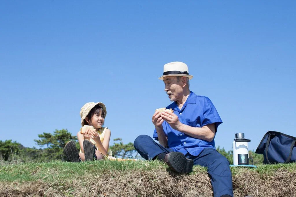 知世跟咖啡店老伯伯成為跨越年齡的好友