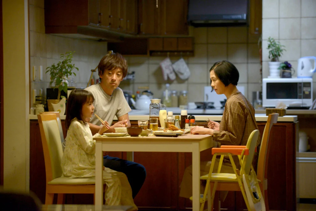 片中女主角的父母雖然白天要出外工作,但仍很關心女兒。