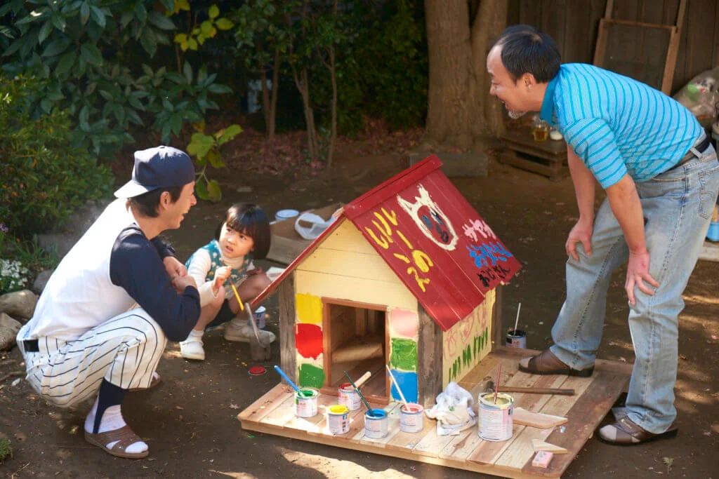 父親安排下,女主角在住所附近親戚的工場為愛犬搭造狗屋。