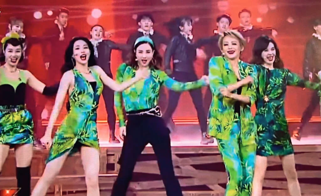 C位，舞台的中央，觀眾的焦點。如果是天王天后演唱會，C位就是千年不變的位置，但在女團，誰站在哪裏都是佈局，有時像在球場上，有時像是八陣圖，說換便換說變就變，C位成了領袖與將士角色輪流轉的指揮塔瞭望台，眼花撩亂處，媲勝萬花筒。