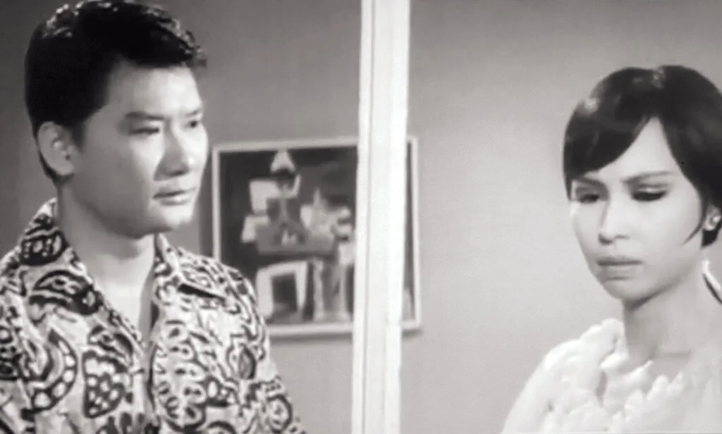 譚炳文和狄娜合作的電影從《滿天神佛》、《一代棍王》、《滿天星斗》、《七擒七縱七色狼》、《滿肚密圈》、到《橫衝直撞七色狼》,兩年內合共七次。從研究狄娜的粵語片角度,他可說是她的御用男主角。而且「御用」有兩個層面,因為上述影片中,對狄娜垂涎欲滴者大不乏人,譚炳文置身其中,便是清流,不屬意他,她難道還有其他選擇?當他是唯一的男人,她便是唯一的女人。