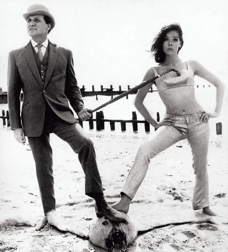 《龍鳳神探》的宣傳照中有這一幀,這位英國紳士,把他的身份象徵物「雨傘」勾了在與他一起出生入死的女性夥伴戴安娜 ∙烈的胸部上。這個動作的暗示,表面是二人工作上的從屬關係,但更「做者無心,觀者有意」的聯想,是性。