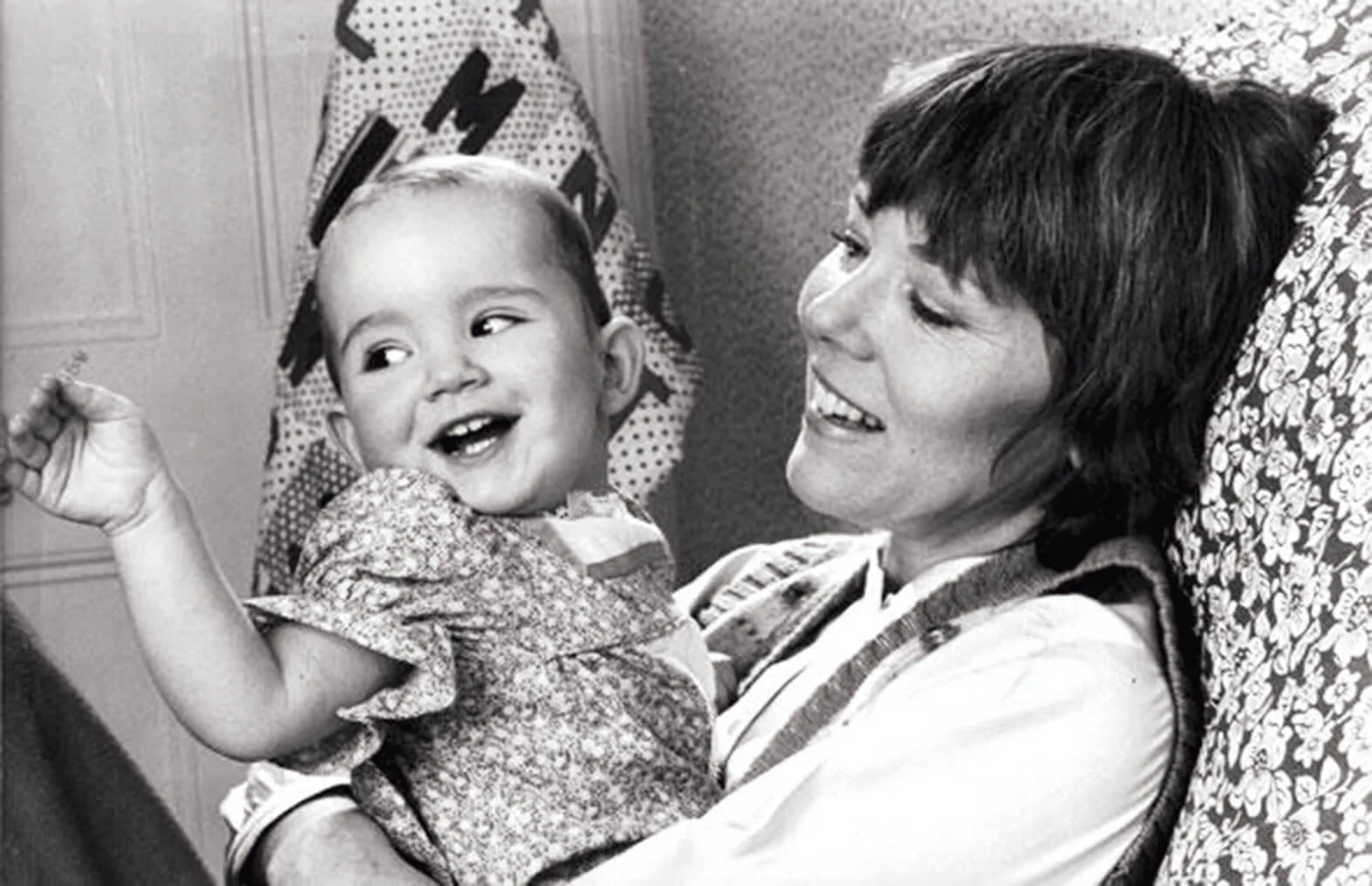 女兒麗秋,是母親的心頭肉,也在長大後,繼承媽媽衣鉢,同樣舞台影視三棲,並不止一次母女同場演出。曾幾何時,她還不過是烈女士口中那個被叫過去「給媽咪咬一口(屁股)」的無奈小孩,被形容為「退後走,褪下小褲,好吧,給那傻瓜為所欲為好了」。