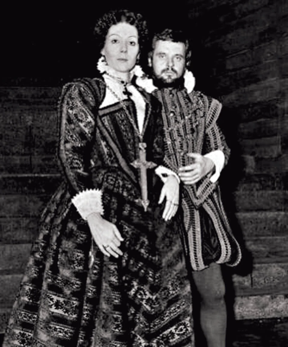 在《麥克白》中,她是大野心家背後的女人。沒有這部莎劇,後來也不會有《紙牌屋》。戴安娜.烈從舞台跨足到影視再回歸舞台,成績一樣斐然,大女主的戲都成名下劇目,如莎翁的《李爾王》,易卜生的《海達蓋伯樂》,對手更是錦上添花,如《麥克白》中的安東尼.鶴堅斯。