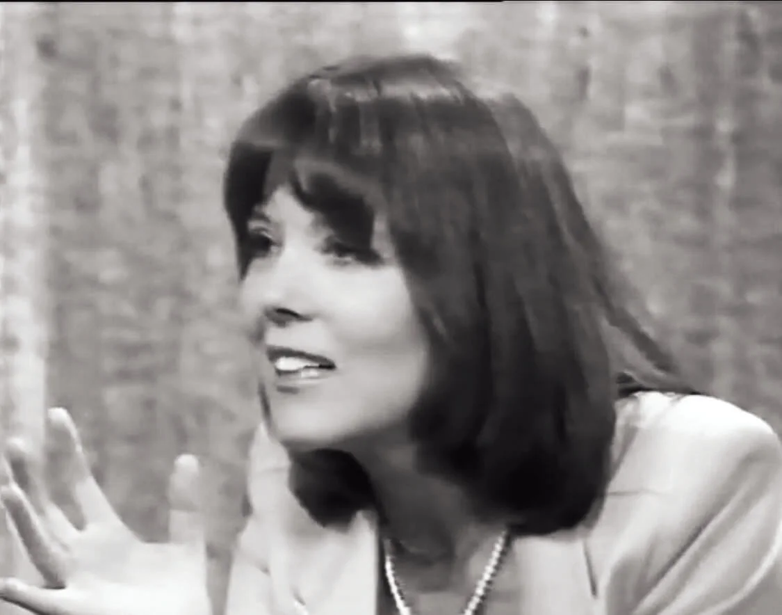 戴安娜.烈的明媚,一方面別無分店,另一方面,又總在剎那之間讓人腦海閃現幾個名字。豪邁不失聰敏如我們的繆騫人,喜感但又不至神經質如戴安.姬頓。沒有很多機會看她演出生活主題的電影和舞台劇,所以很是感激被訪談節目保留下來,那些暢所欲言又字字珠璣的她。