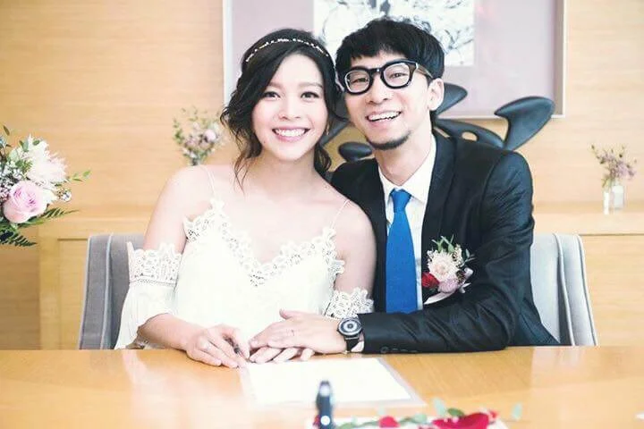 一七年她突然宣布懷孕，更與當時舞台劇演員男友梁子峰簡單地簽字註冊結婚。 