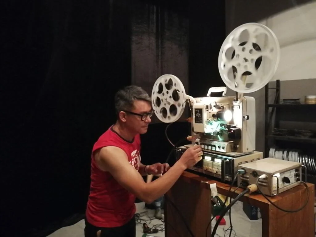 九七金融風暴後，吳瑞庭轉往美術指導發展。