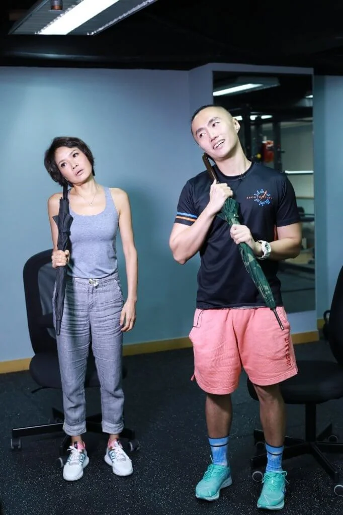 一把有鈎的雨傘都可以成為按摩的輔助工具