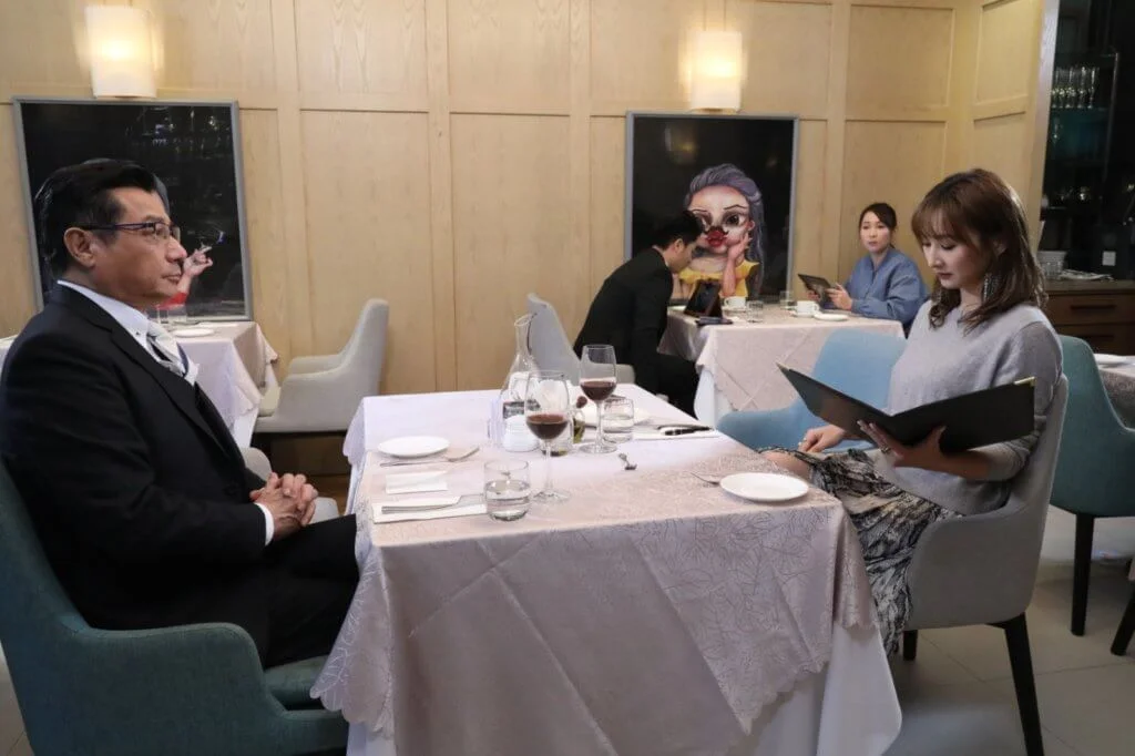 石修在《反黑路人甲》中飾演馮盈盈的富爸爸,與高海寧有感情線。