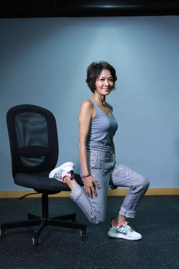 單腳半蹲可鍛鍊大腿肌肉