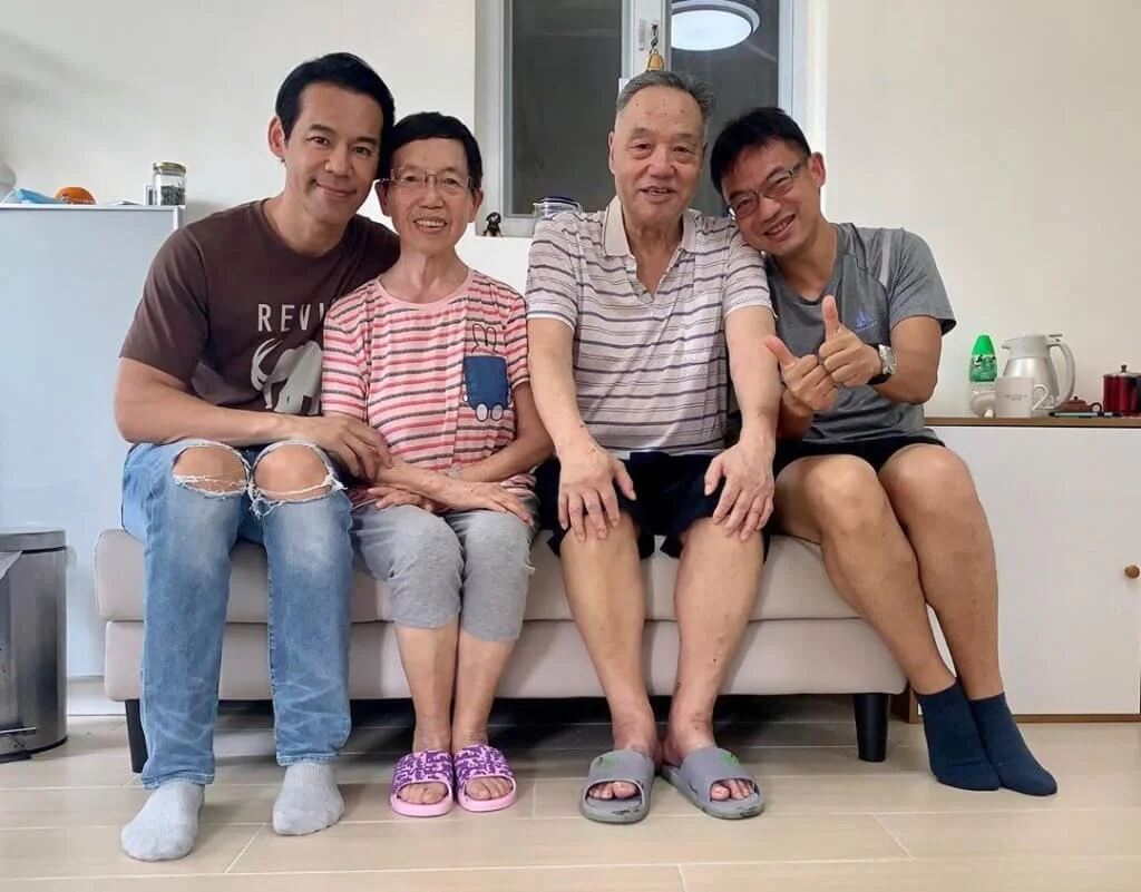 做新人時靠父母供樓，現在徐榮最想每年帶父母旅行，旁為徐榮胞兄。