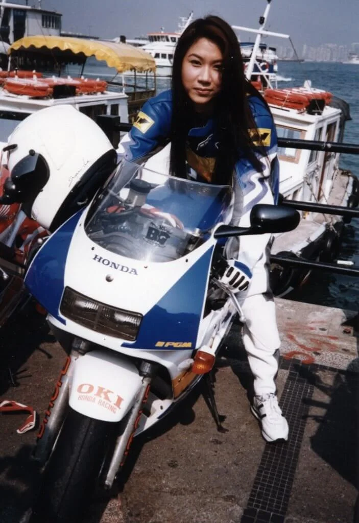 彭家麗性格斯文害羞,但又有粗豪的一面,開電單車代步。