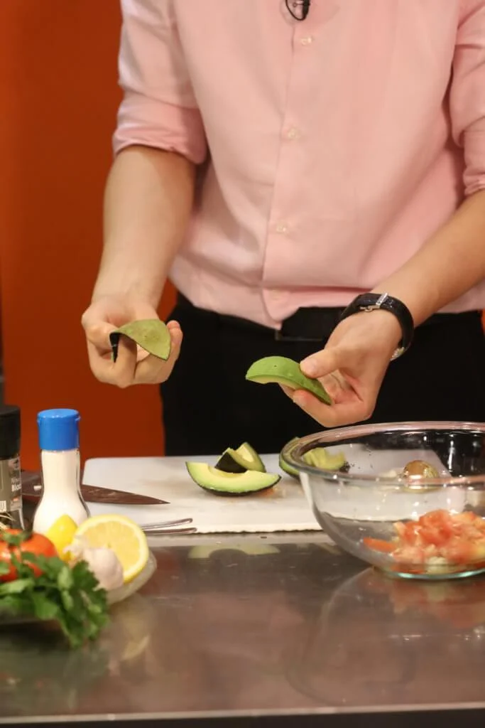 牛油果切粒，芫荽切碎