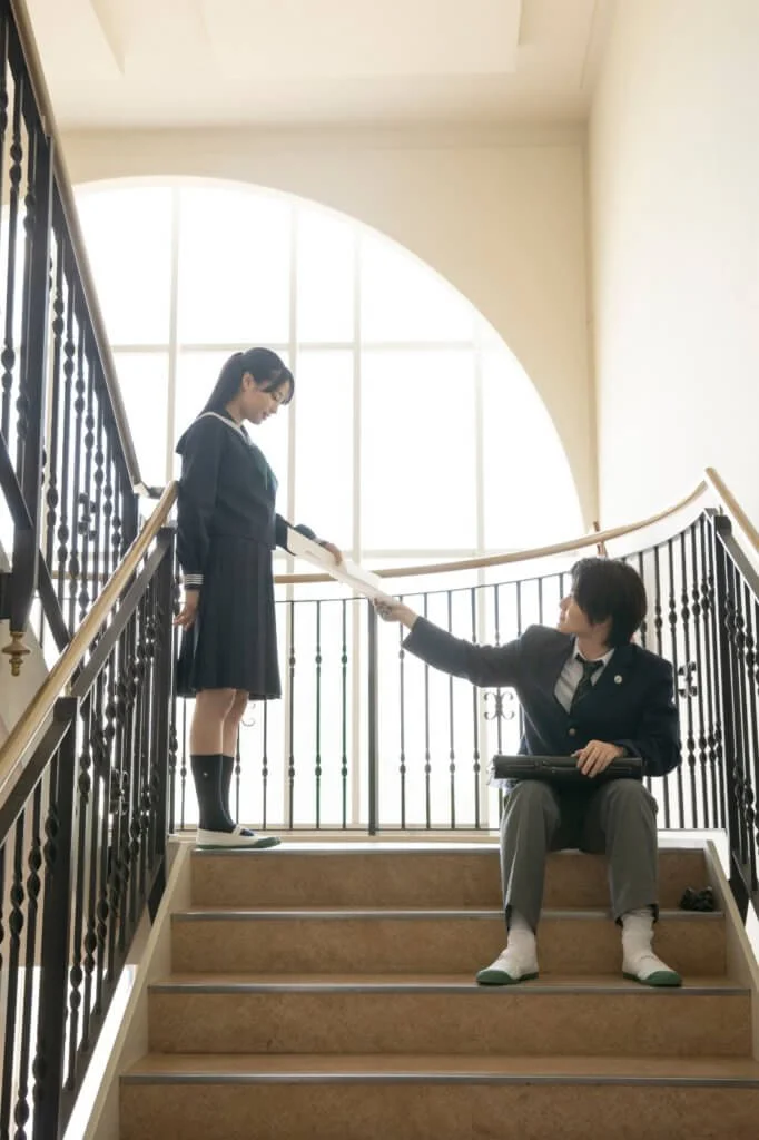 神木隆之介與廣瀨鈴(左)姊妹的高中愛情戲,活像一段青春殘酷物語。