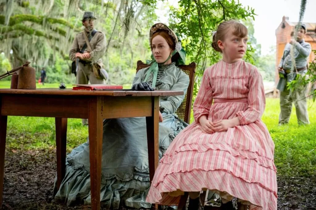 珍娜馬龍飾演恐怖惡毒女子，與女兒挑選黑人奴隸運入農場。