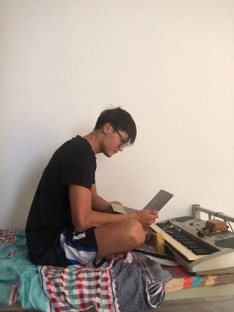 在駿洋邨隔離十日，謝高晉感覺是度日如年，靠練琴消磨時間。