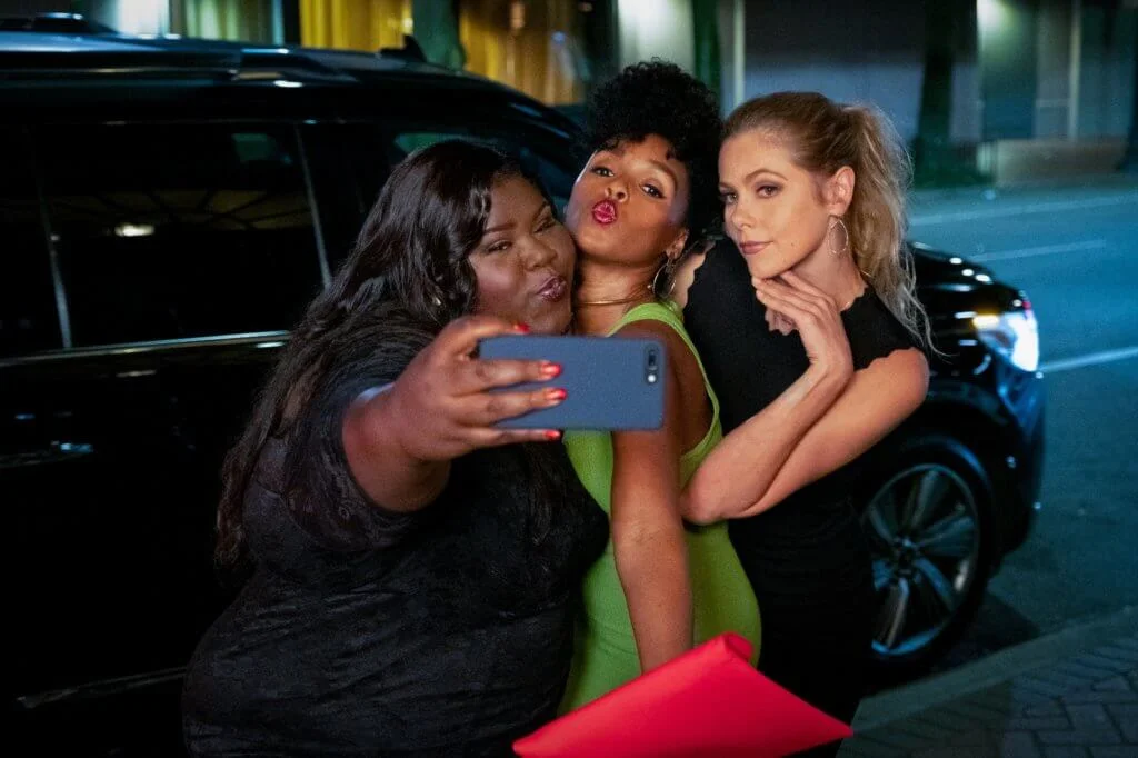 珍奈兒（中）跟好友嘉碧絲狄比（左）原本擁有美好生活