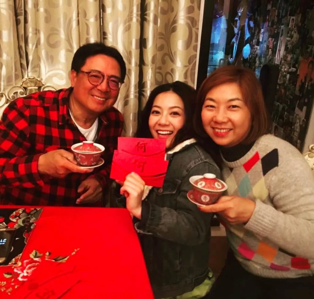 何雁詩是家中獨女，她說曾讀麗的訓練班的父親是他偶像，母親是她最好朋友。