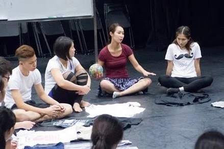 剛入無綫初期，嘉儀有做話劇興趣班導師。