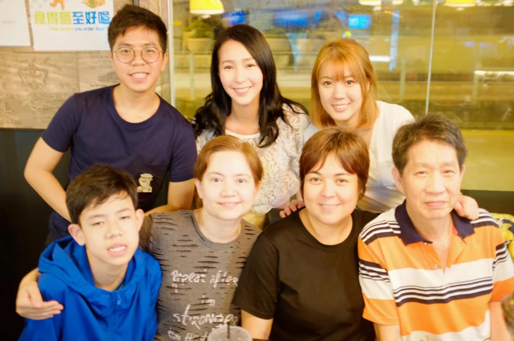 吳嘉儀的全家福，當提起父母（前右一、二）在畢業禮上支持，她忍不住落淚。