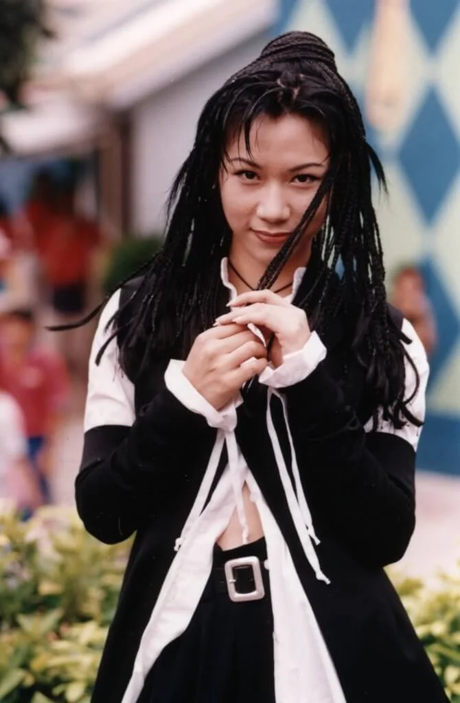 彭家麗曾玩形象,頭上紮滿黑人小辮子。