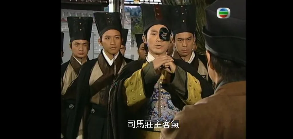 跟秋官拍《血薦軒轅》時，不慎弄斷左手，要做手術鑲上鋼片。