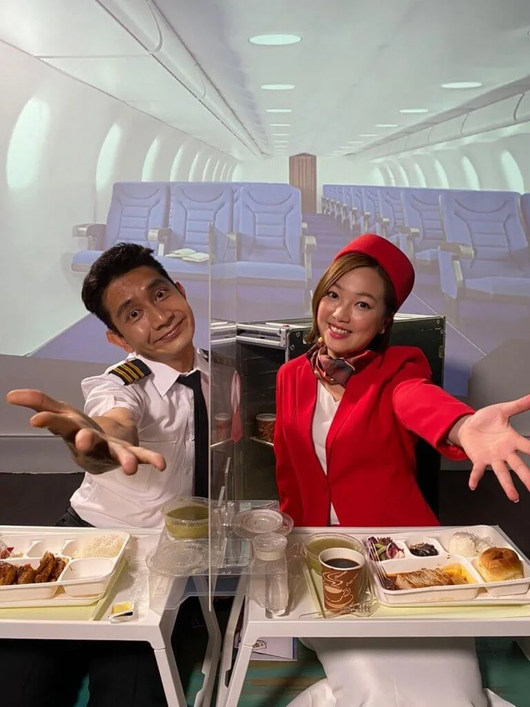 李尚正及盧頌恩化身機師及空姐享受飛機餐,二人笑言可緬懷一下坐飛機去旅行的感覺。