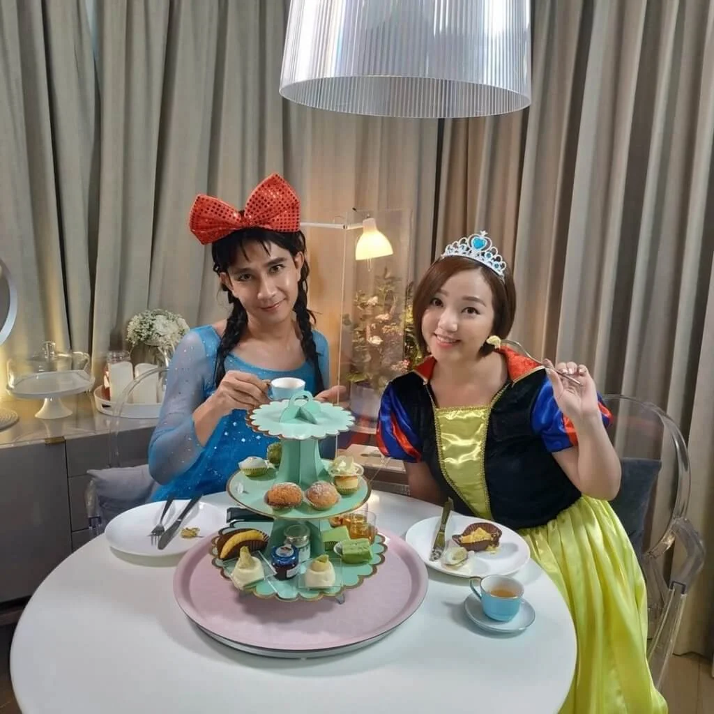 李尚正與盧頌恩外賣酒店下午茶,二人打扮成Elsa及白雪公主,最搞笑是李尚正反串Elsa,食完甜品連假髮也變色。