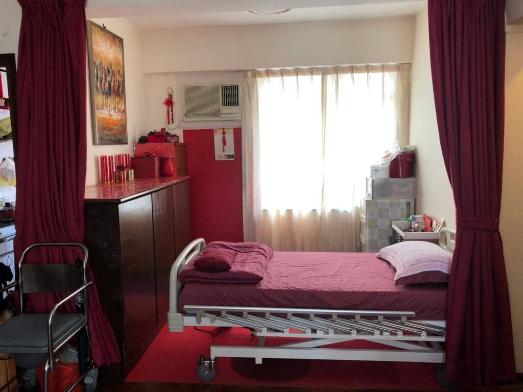 瑩瑩將家中的偏廳改為小型醫療室，讓爸爸可以在家養病，由於師父講過炳哥利紅色，佈置方面也盡量用紅色。 