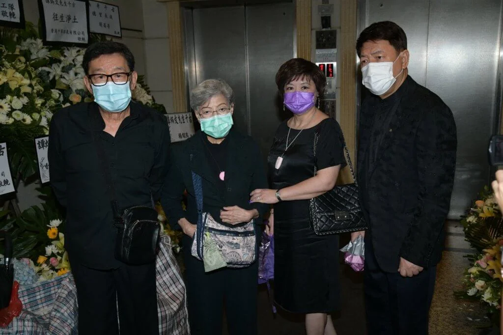胡楓、羅蘭在十一哥何國材夫婦陪伴下到靈堂和老友告別 
