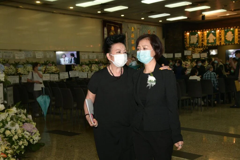 家燕姐難忘炳哥每日的問安訊息，鼓勵瑩瑩積極面對人生。