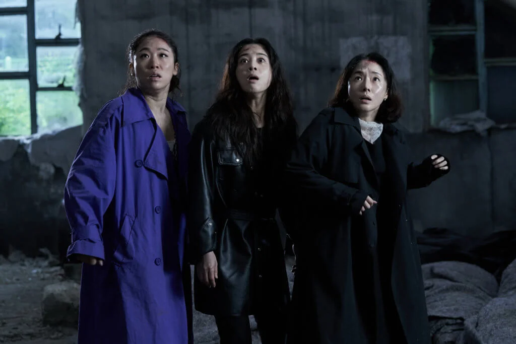 李美到(左)在片中盡情搞笑,與李貞賢合力抗擊外星賤男。