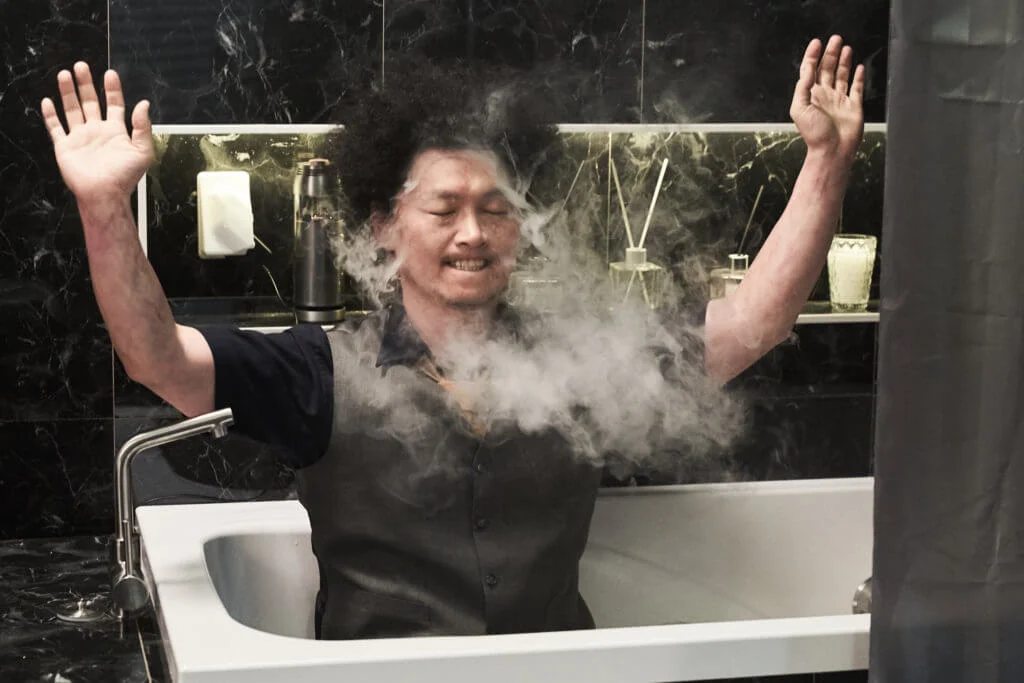 梁東根向來擅演搞笑角色,今次為驅逐外星人大師上身。