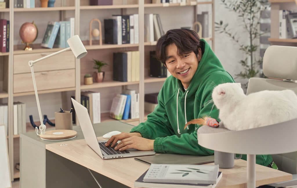 孔劉連續七年為Iloom 代言，可見品牌對他相當重視，新一輯廣告中他更與貓貓玩遊戲。