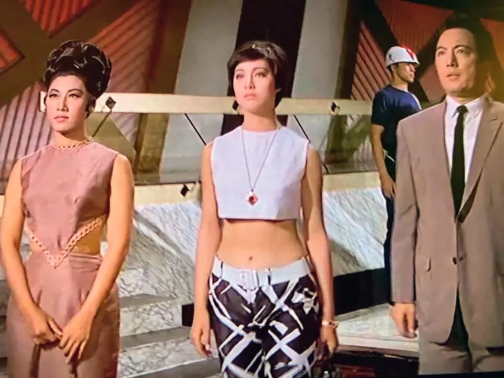 鐵觀音在混入魔女團總部時其實已還我本來面目。這麼阿哥哥的造型，與保守的情婦「羅娜」就算一樣的外表，也暴露了她有不同的心。但這露臍裝也有實用一面，就是宣誓加入魔女團後，女首領會以「烈焰戒指」，在她腰間烙下標記：你從今屬於我。