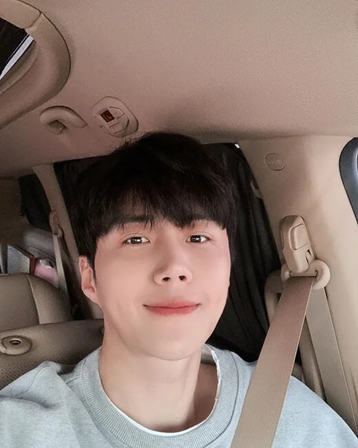 金宣虎不時在社交網站上載生活照,開車前也不忘與粉絲互動。