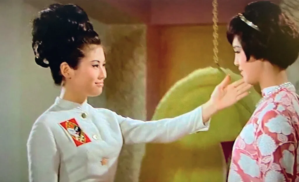 《鐵觀音》中的「魔女團」首領（金霏飾演）隨時在部下的睡房等她回來。易名羅娜的鐵觀音被問到行蹤時一時答不上來，首領不疑反笑，向她表示：「我很喜歡你。」這一幕，教人想起何琍琍與貝蒂的《愛奴》。