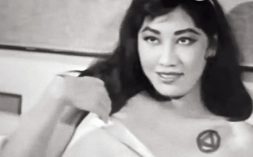 同樣也是「女魔頭」，《金手鎗》中的「紅圈黨」首領（范麗飾演）的作風，便跟「魔女團」的金霏大相逕庭。金是事業型，一切公事公辦，愛將犯錯格殺勿論。范是「多情林黛玉」（片中對白），邂逅臥底密探喬宏，隨即認定他是「多情賈寶玉」，愛情至上，終究全軍覆沒。