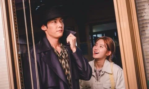 朴柱炫扮演追擊時事節目的作家，四處取材，跟扮人類的喪屍相遇及一起調查案件。