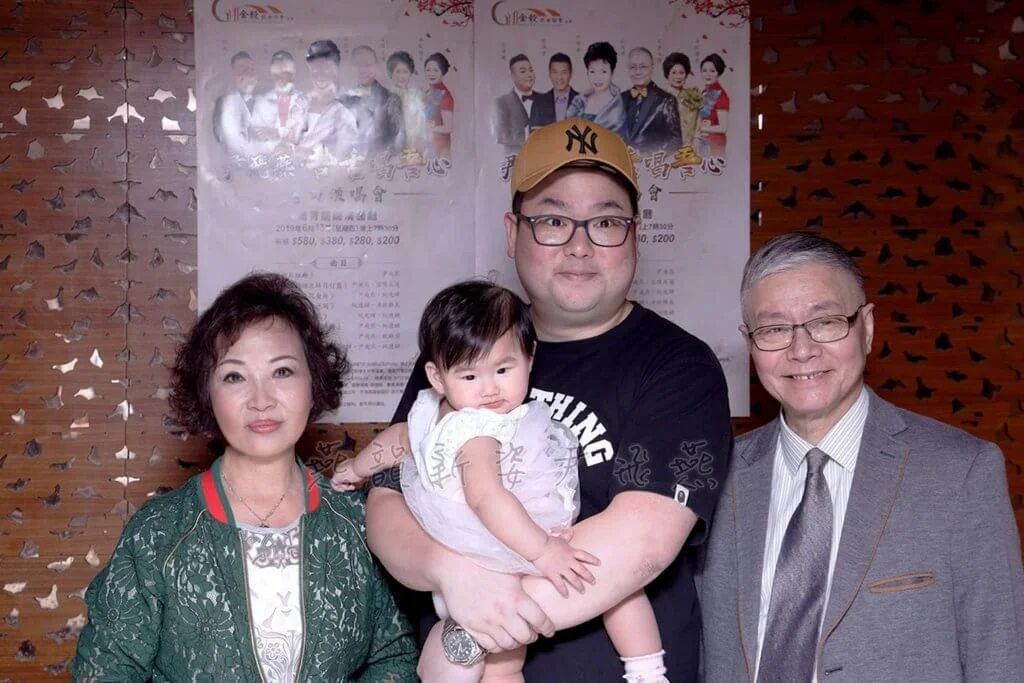 阮德鏘有了女兒後,規定離婚多年的父母阮兆輝和尹飛燕每個月一起飲茶。