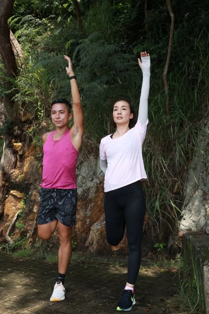 蘇教練和美儀示範拉筋和伸展等熱身動作
