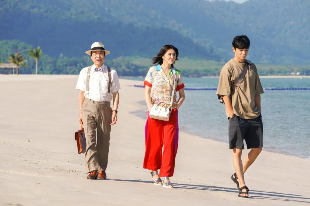 長澤正美、東出昌大(右)、小日向文世組成的欺詐三人組,今集遠赴新加坡、馬來西亞以及浮羅交怡島搵新水魚。