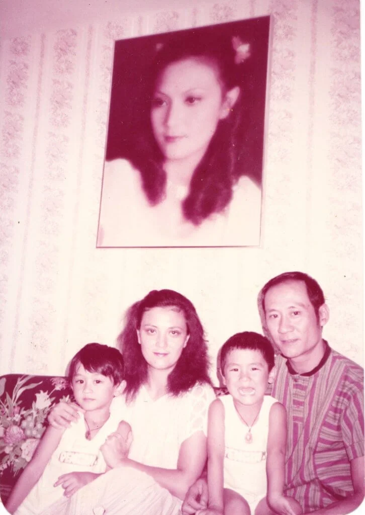 他說從小到大爸爸行為教育很好,媽媽則着重思想教育。